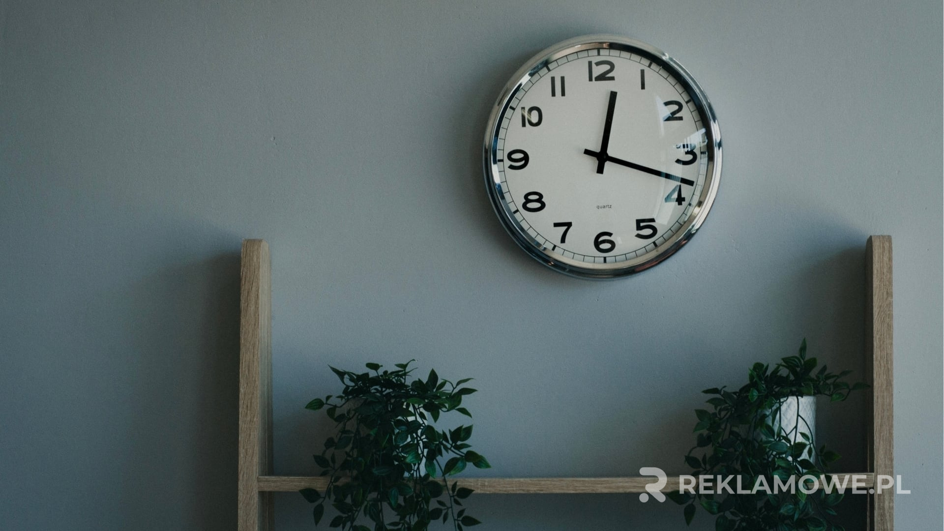 Zdjęcie innowacyjnego zegara reklamowego