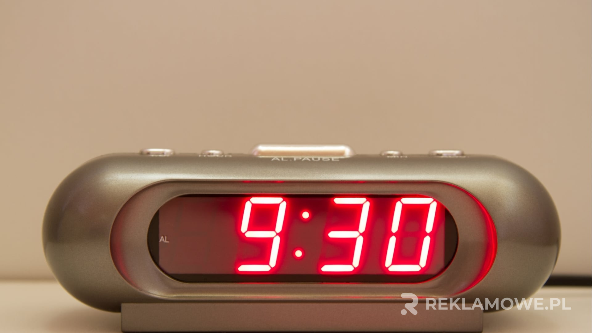 Personalizowany zegar reklamowy jako skuteczne narzędzie promocji marki