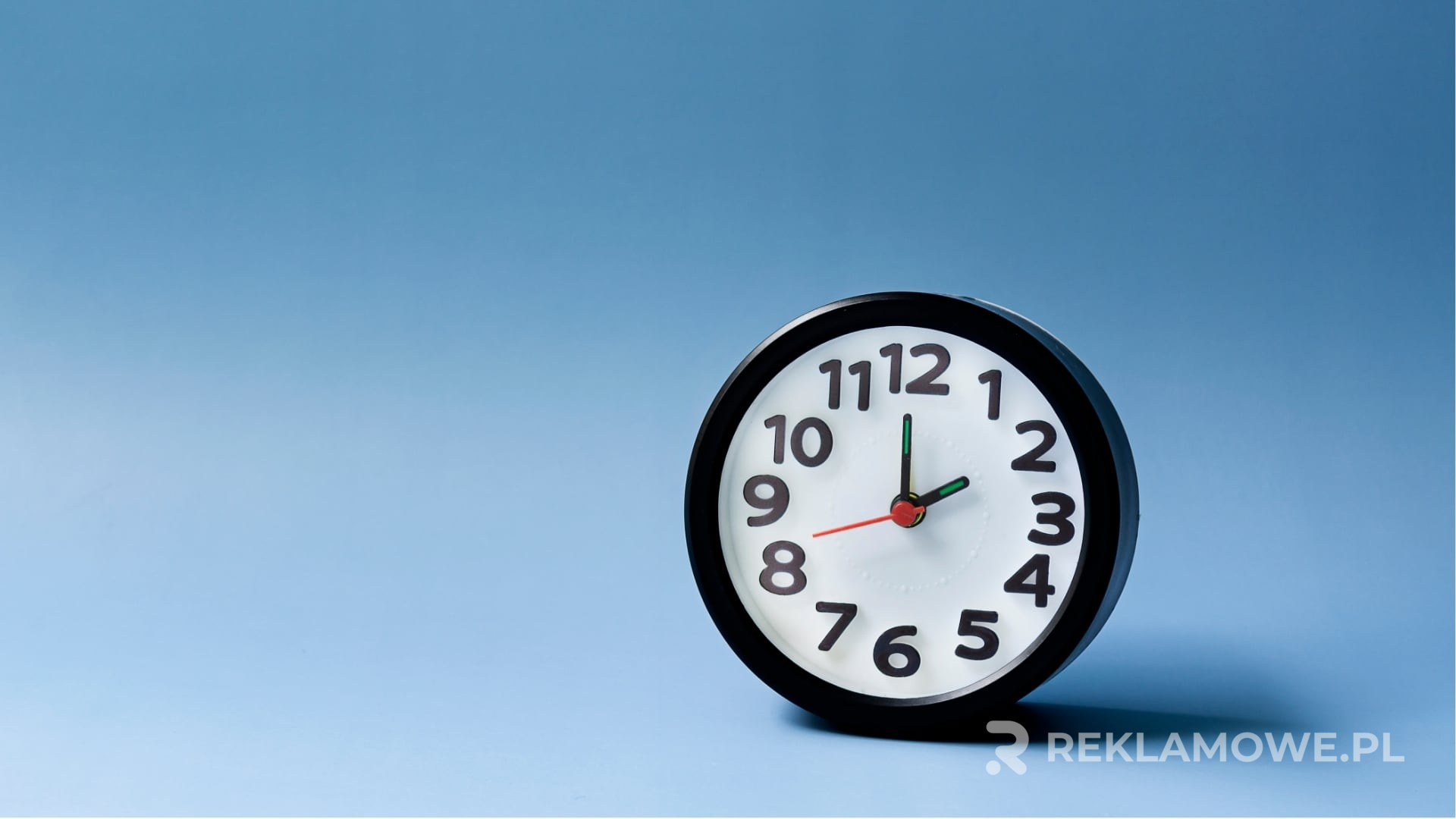 Personalizowany zegar reklamowy na biurku