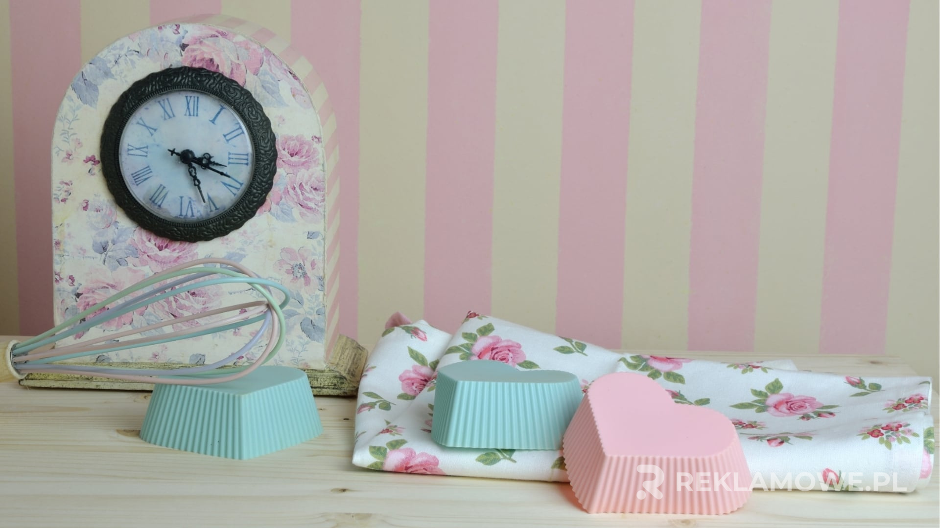 Zegar reklamowy na tle innych gadżetów promocyjnych