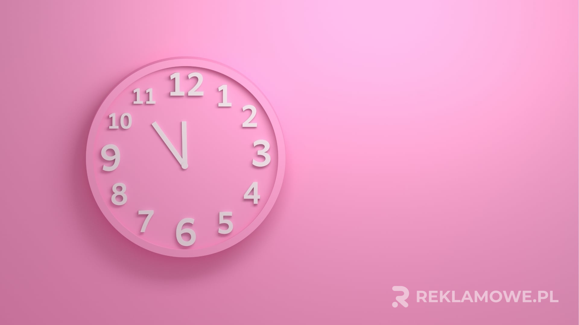 Zegar reklamowy na biurowym biurku