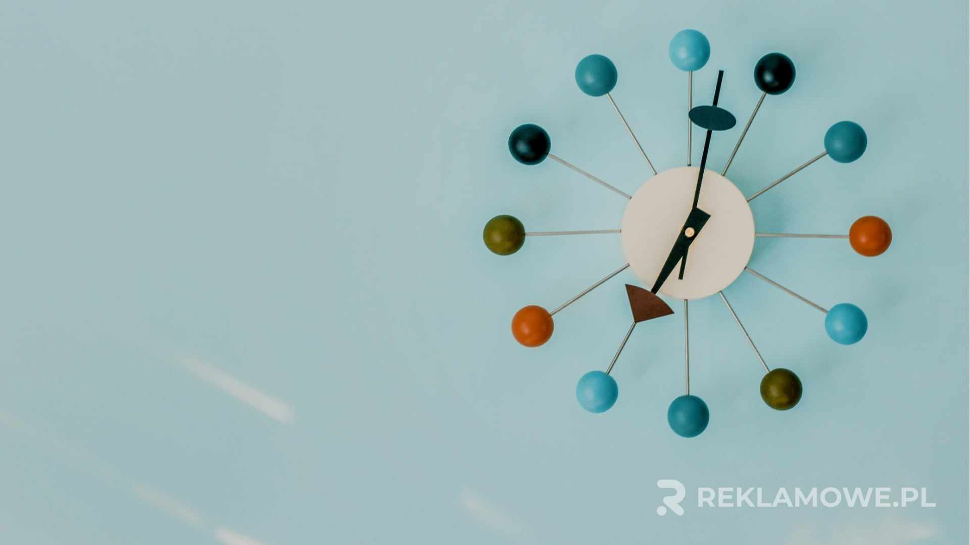 Zegar reklamowy symbolizujący przyszłość