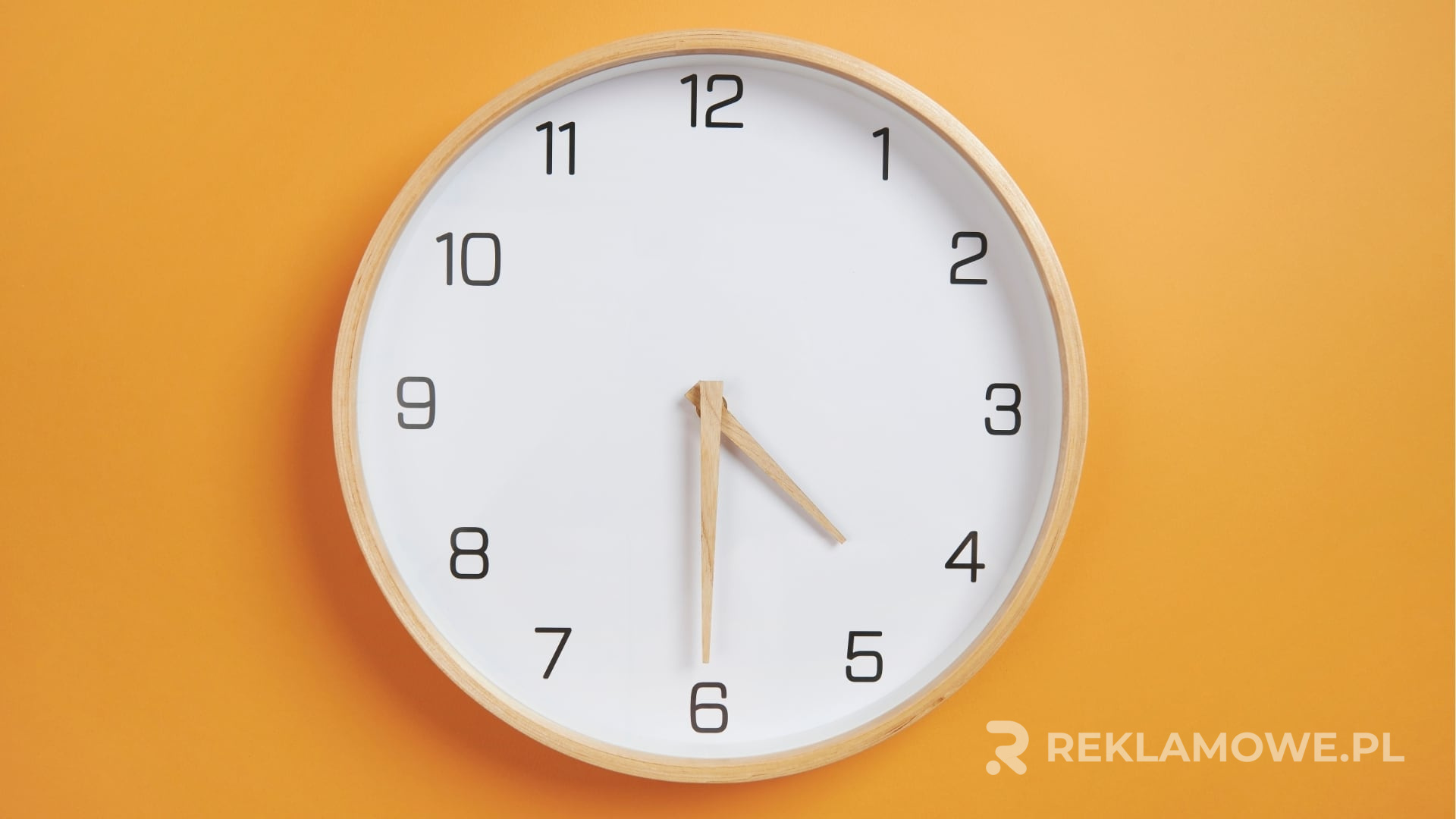 Zegar reklamowy wśród różnych kolorów