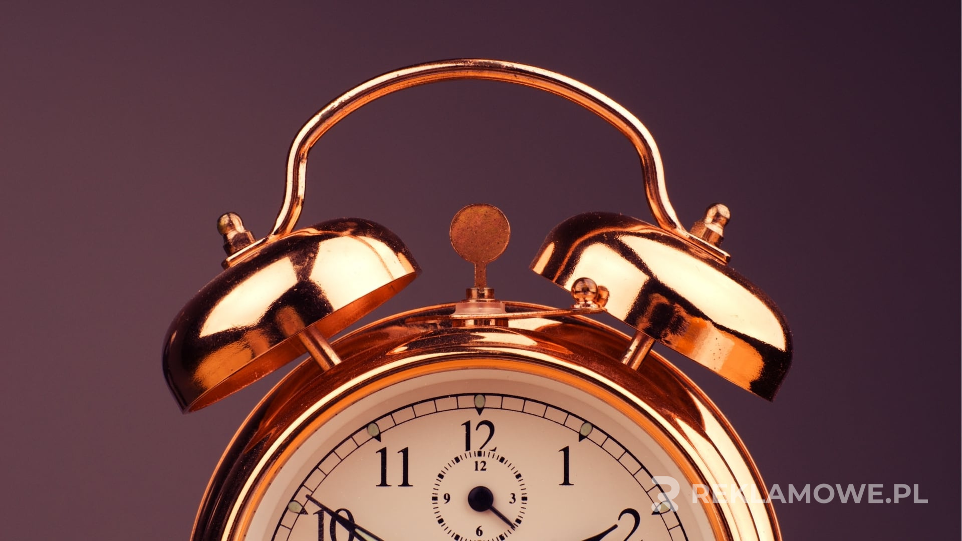 Zegar reklamowy w nowoczesnym projekcie