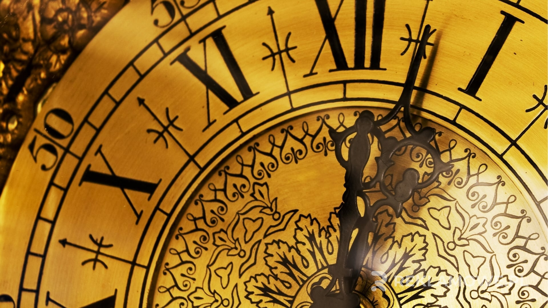 Zegar reklamowy promujący markę