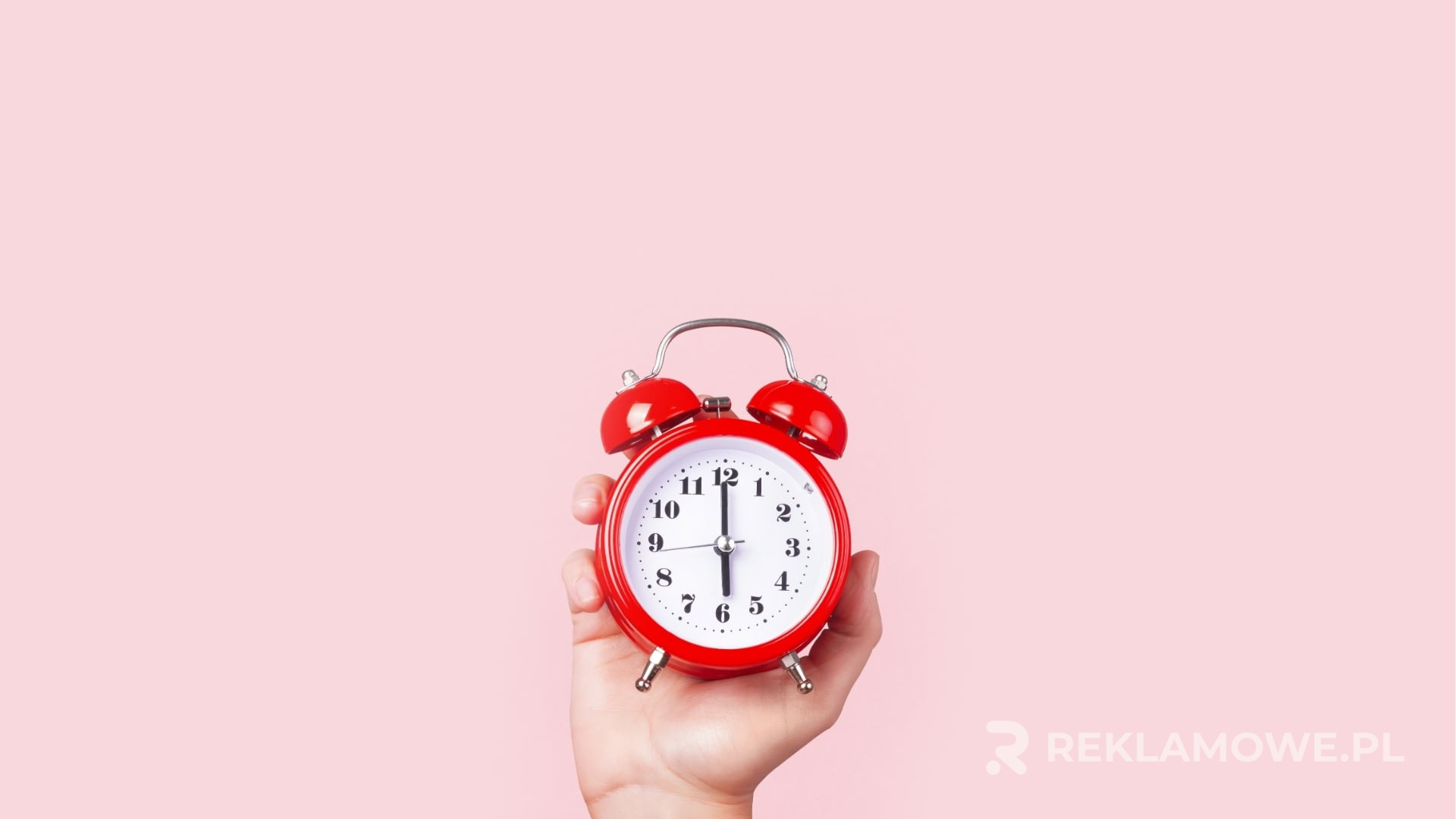 Zegar reklamowy jako skuteczne narzędzie promocji Zegar reklamowy w biurze