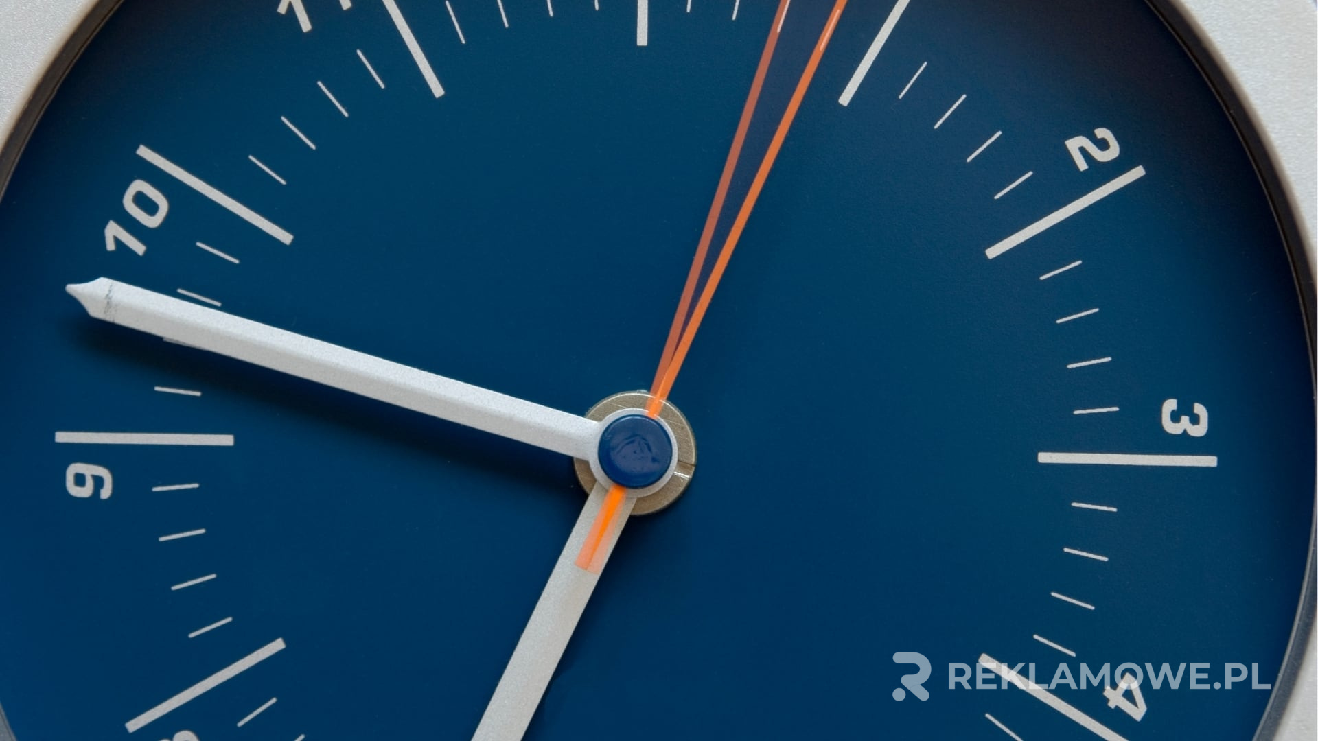 Zegar reklamowy promujący rozpoznawalność marki