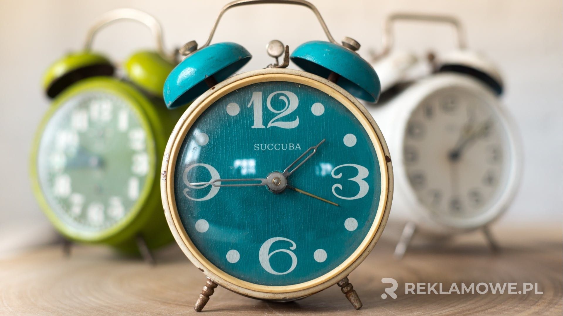 Elegancki zegar reklamowy jako prezent biznesowy