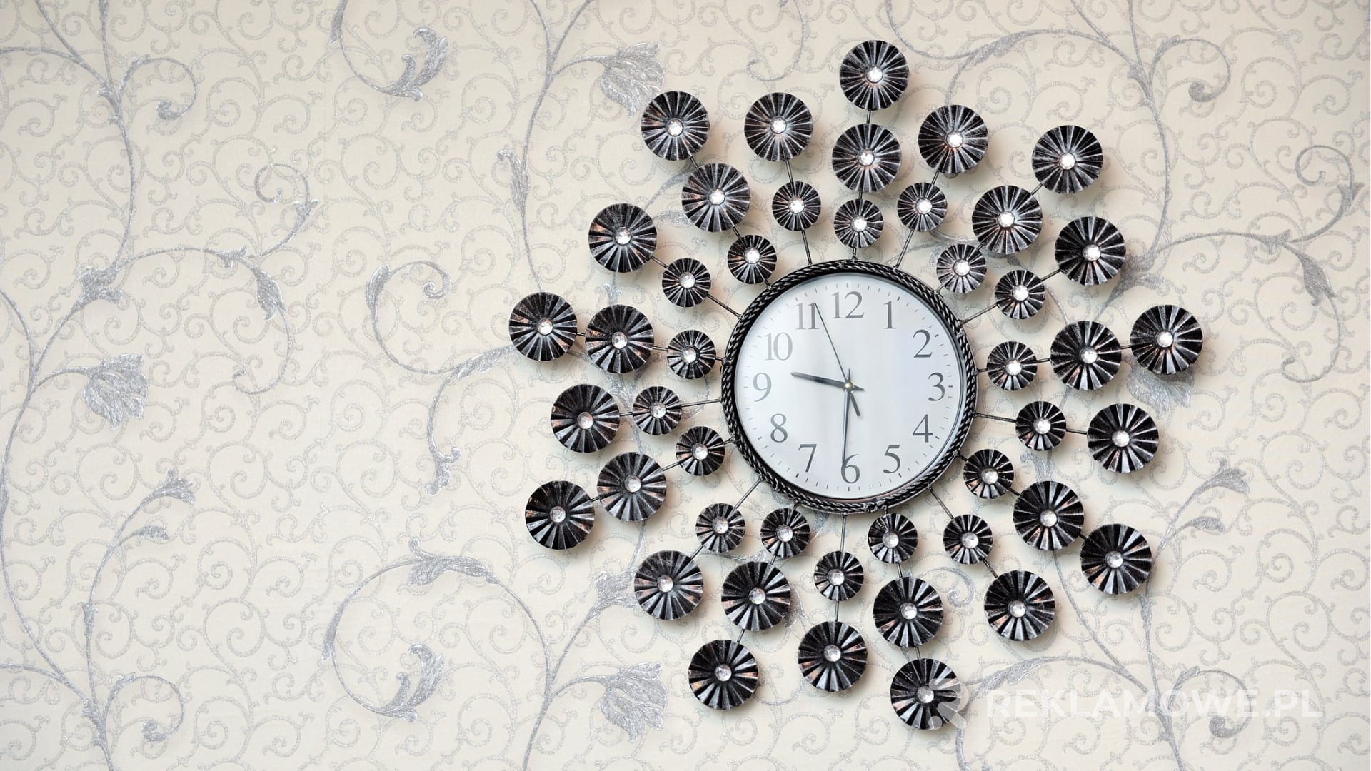 Zegar reklamowy jako narzędzie optymalizacji kosztów w promocji