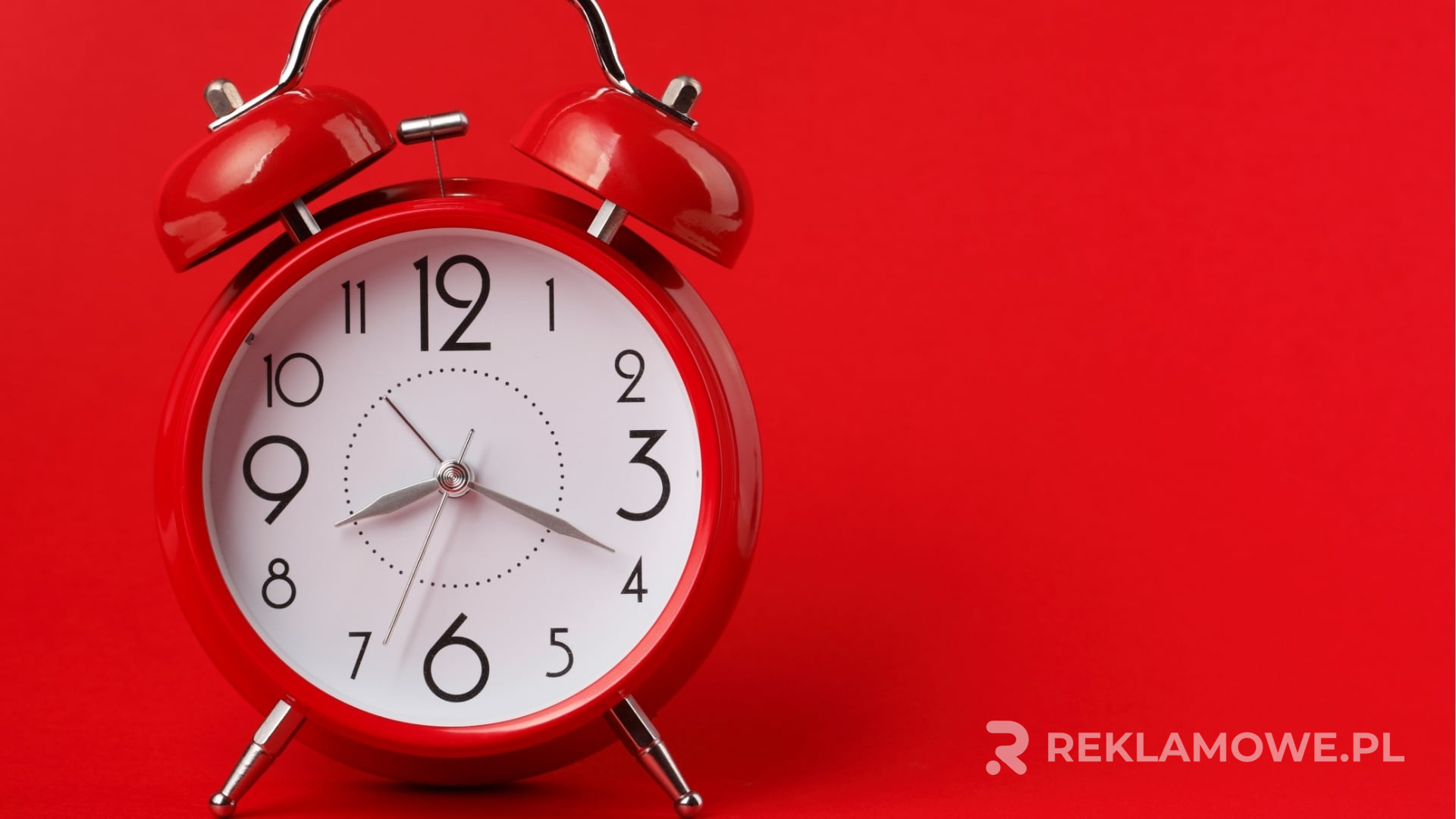 Zegar reklamowy umieszczony w przestrzeni biurowej