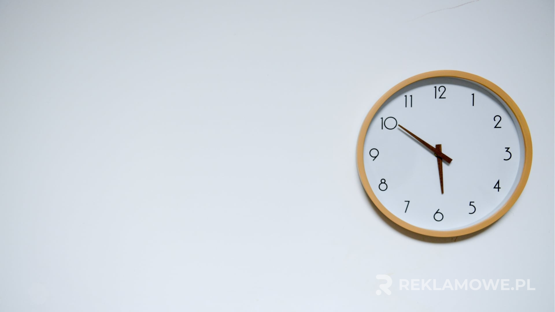 Zalety posiadania zegara reklamowego w przestrzeni biurowej Zegar reklamowy na ścianie biura
